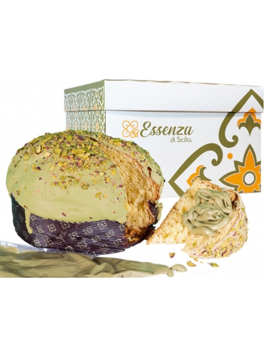 Panettone al pistacchio con sac a poche di crema al pistacchio